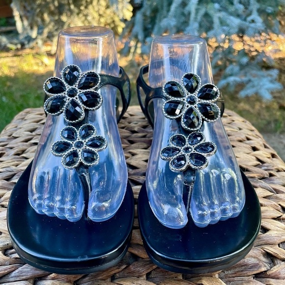 NEW Beautiful Daisy Flower Black Stone T-Strap Thong Toe Sandals. Women size 9 - Picture 1 of 7